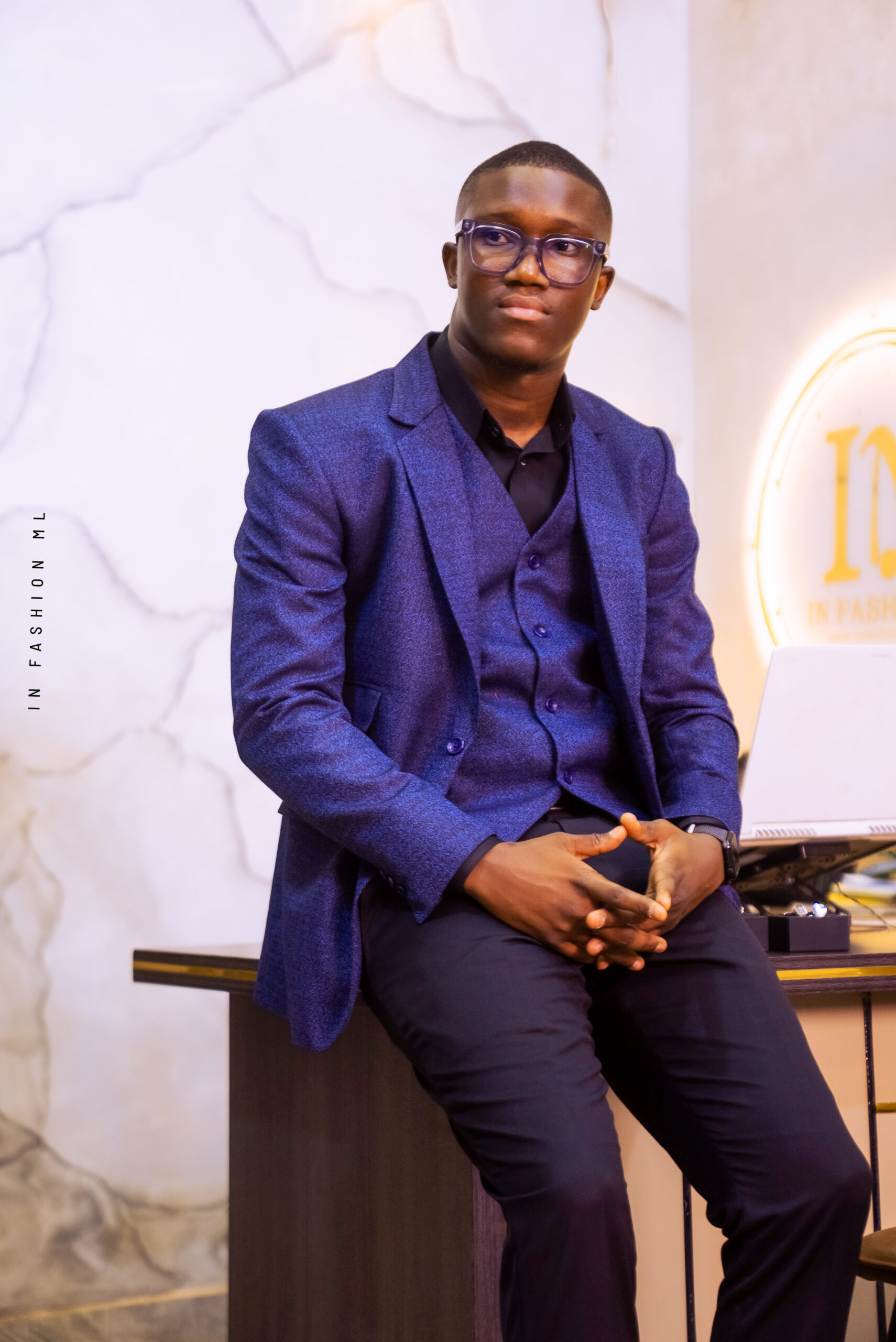 Smoking Bleu avec Gilet et Chemise